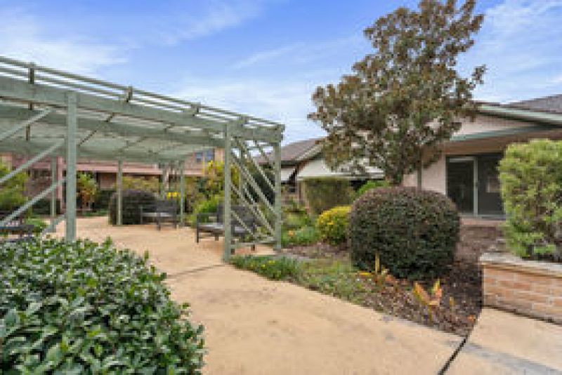 Charming Ground Floor Villa style unit with garden access