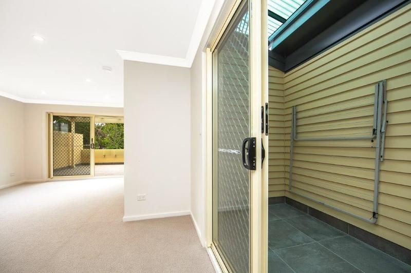 Bright, Modern Villa with Spacious North-Facing Balcony