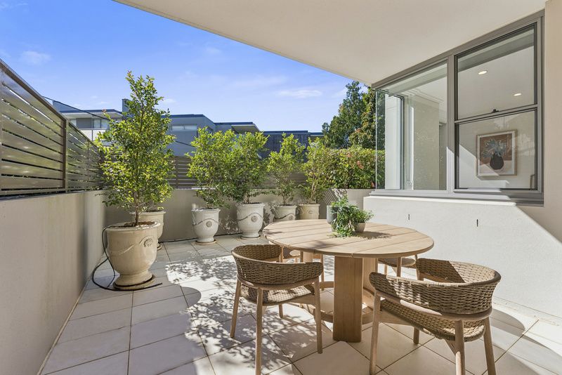 Light-filled Garden Apartment with Space, Privacy and Style