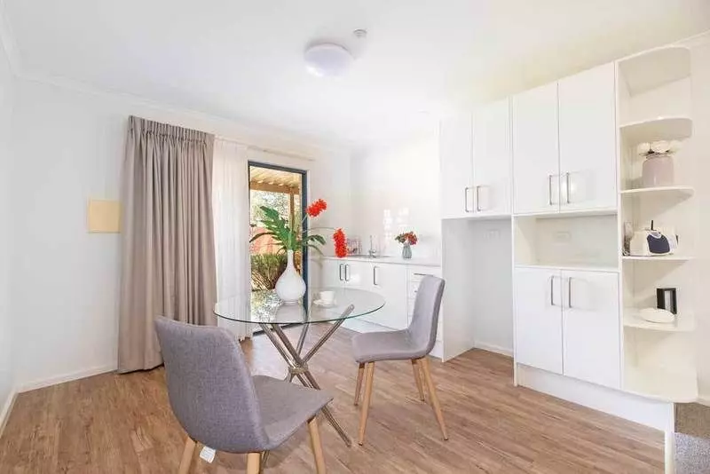 Light, bright & stylish apartment with Bay views.