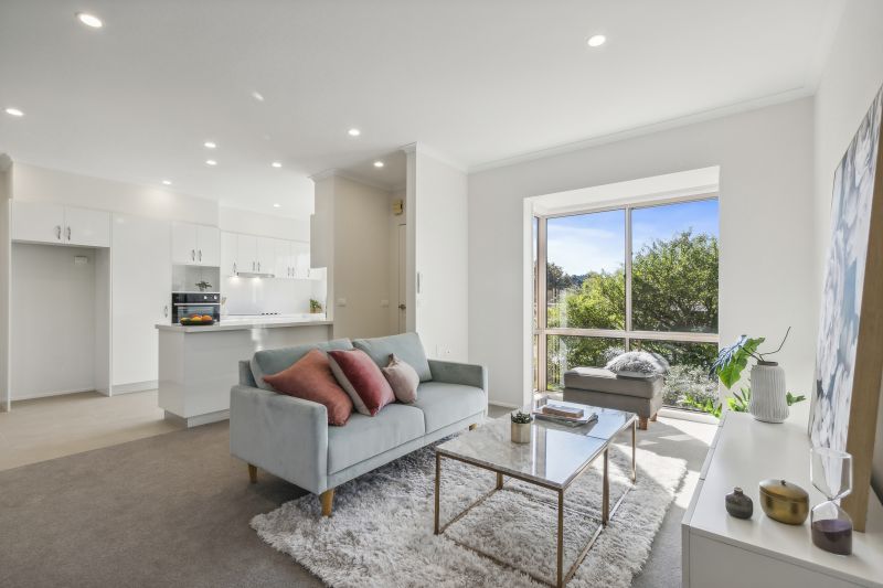 Beautifully refurbished 2-bed plus study villa