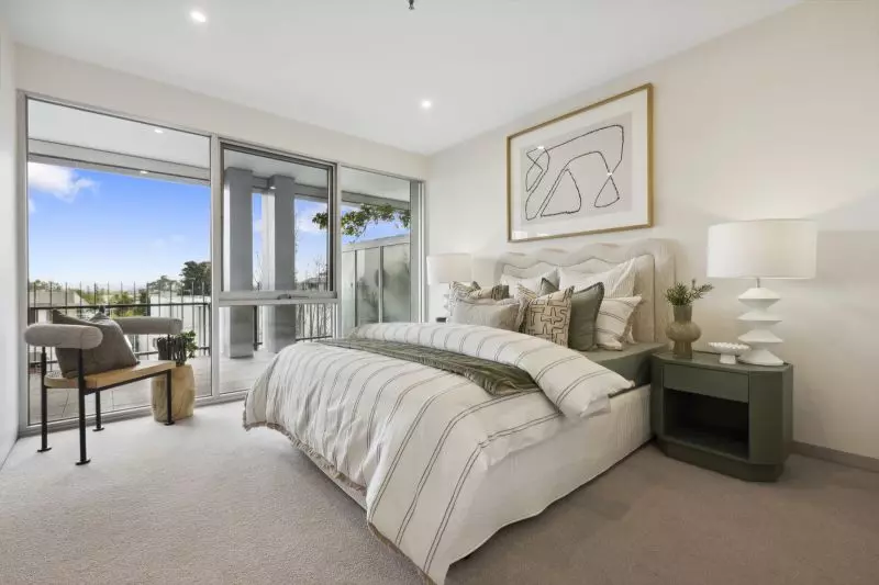 North-facing 2-bedroom apartment with views!