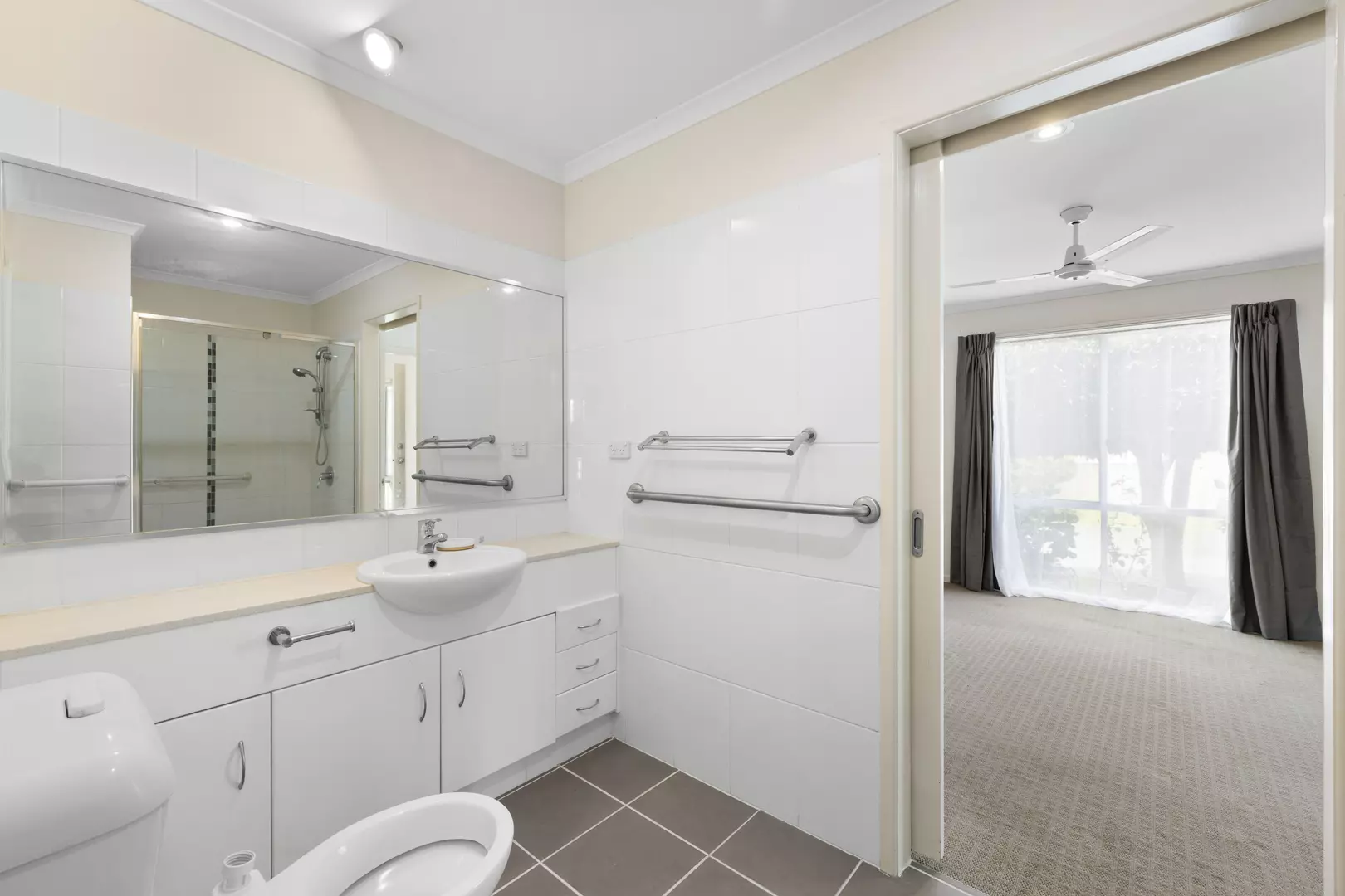 Two bedroom plus study Bottlebrush design home in Palm Lake Resort Eagleby