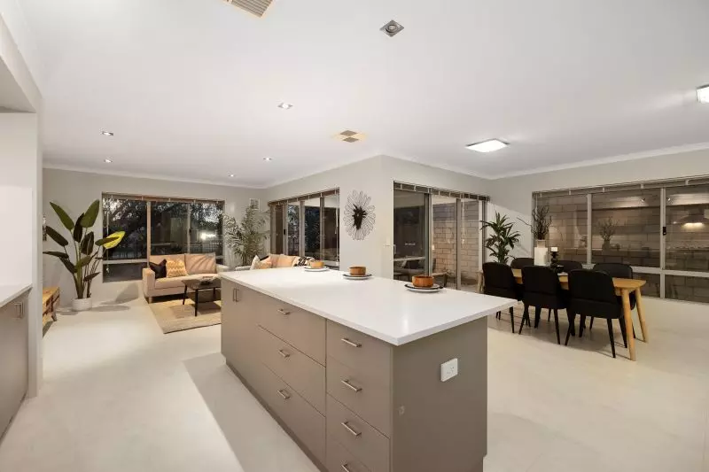 Spacious Riverside Family Retreat!