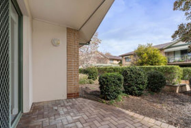 Charming Ground Floor Villa style unit with garden access