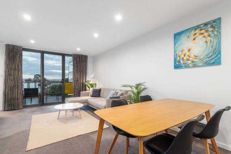 Top Floor Apartment With Views!