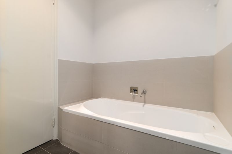 Ticking All Boxes: Location, Modern, Spacious & NO STRATA