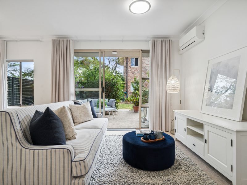 Light-filled apartment with a verdant view