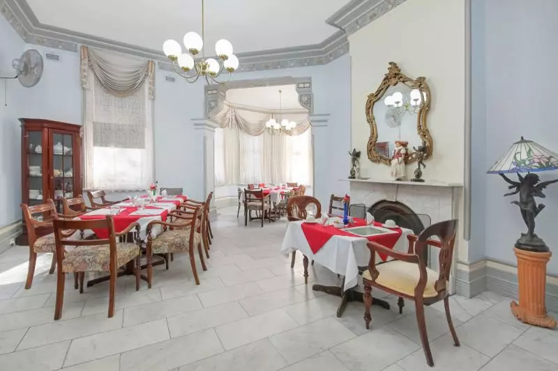 RECENTLY RENOVATED 1 BEDROOM APATMENT IN ARGUABLY NORTH SHORES MOST POPULAR RETIREMENT VILLAGE