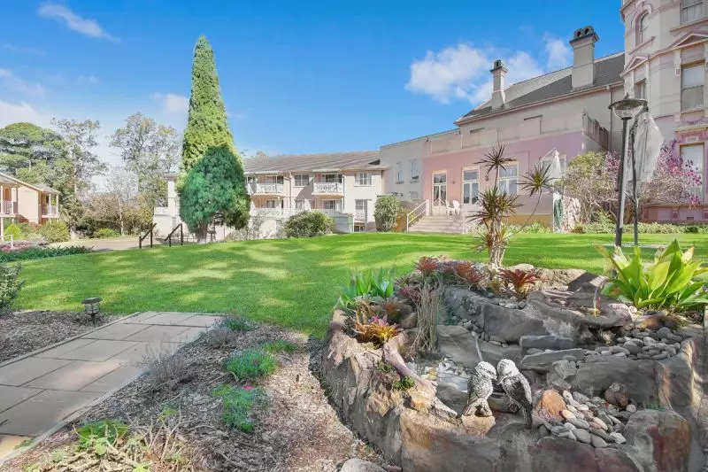 RECENTLY RENOVATED 1 BEDROOM APATMENT IN ARGUABLY NORTH SHORES MOST POPULAR RETIREMENT VILLAGE