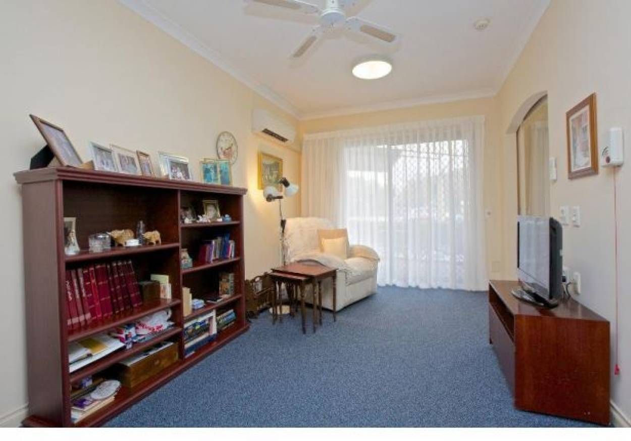 Moline House is within easy reach of the popular Karrinyup Shopping Centre, neighbouring parklands and local transport.
