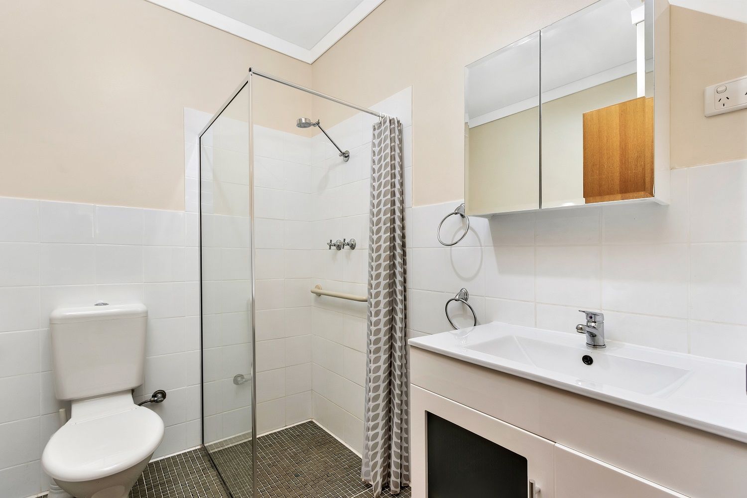 Great Location - One bedroom plus courtyard in Elimatta Village