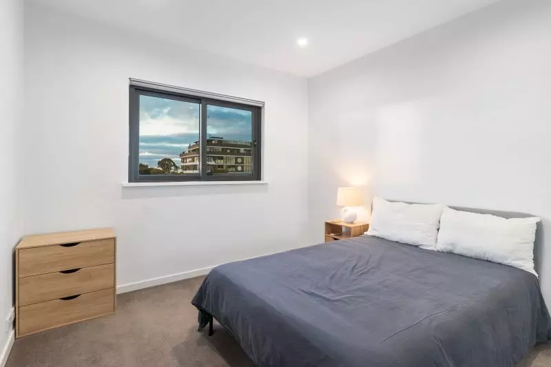 Top Floor Apartment With Views!