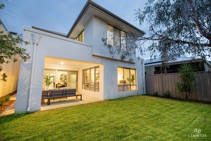 Spacious Riverside Family Retreat!