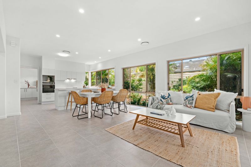 Spacious villa with double lock up garage