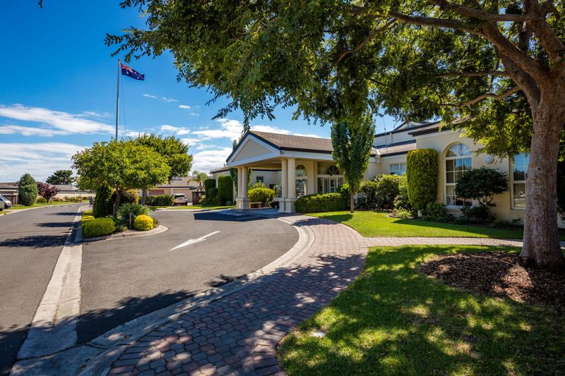 Sleek Upgraded Apartment with Hassle-Free Living