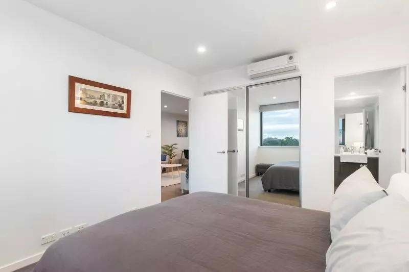 Top Floor Apartment With Views!