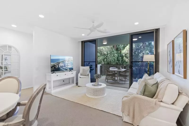 Top-floor apartment with private tree top views