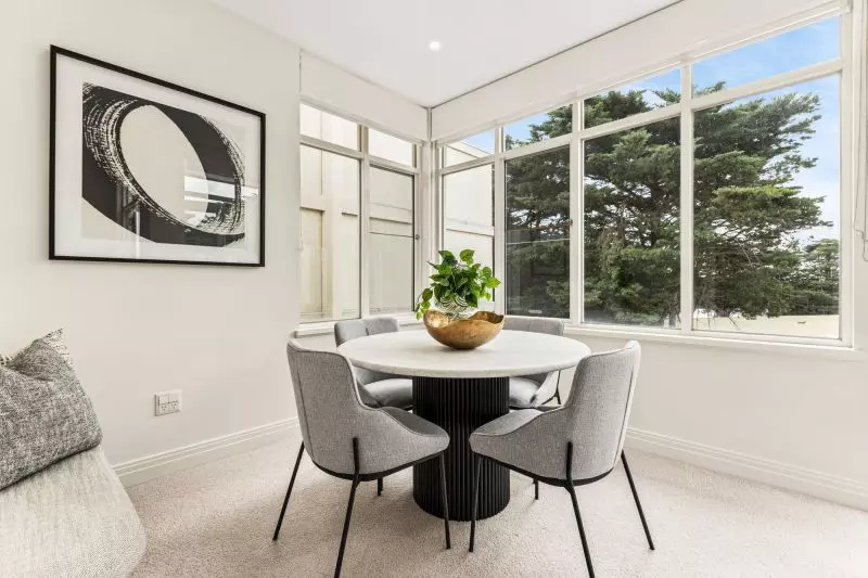 Stylish west-facing two-bedroom apartment!