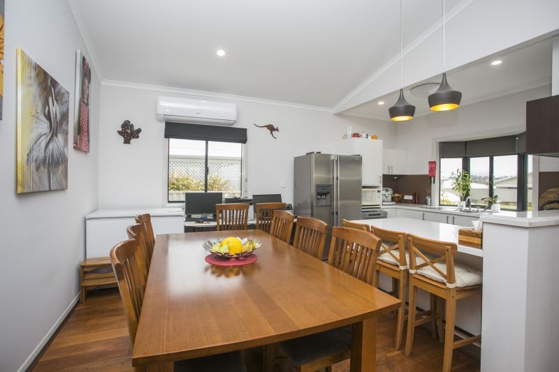 Beautifully Presented Smart Home plus Golf Buggy