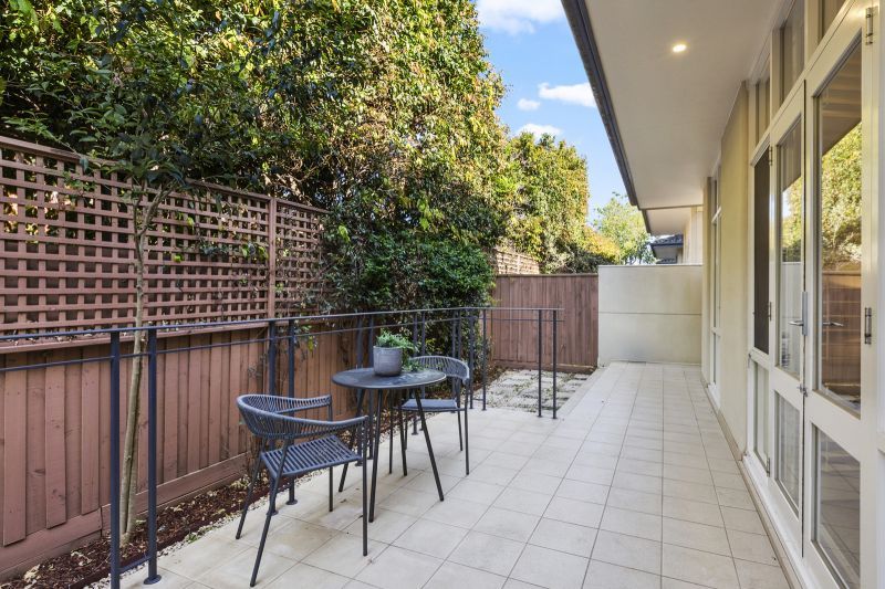 Fully refurbished ground floor apartment available now!