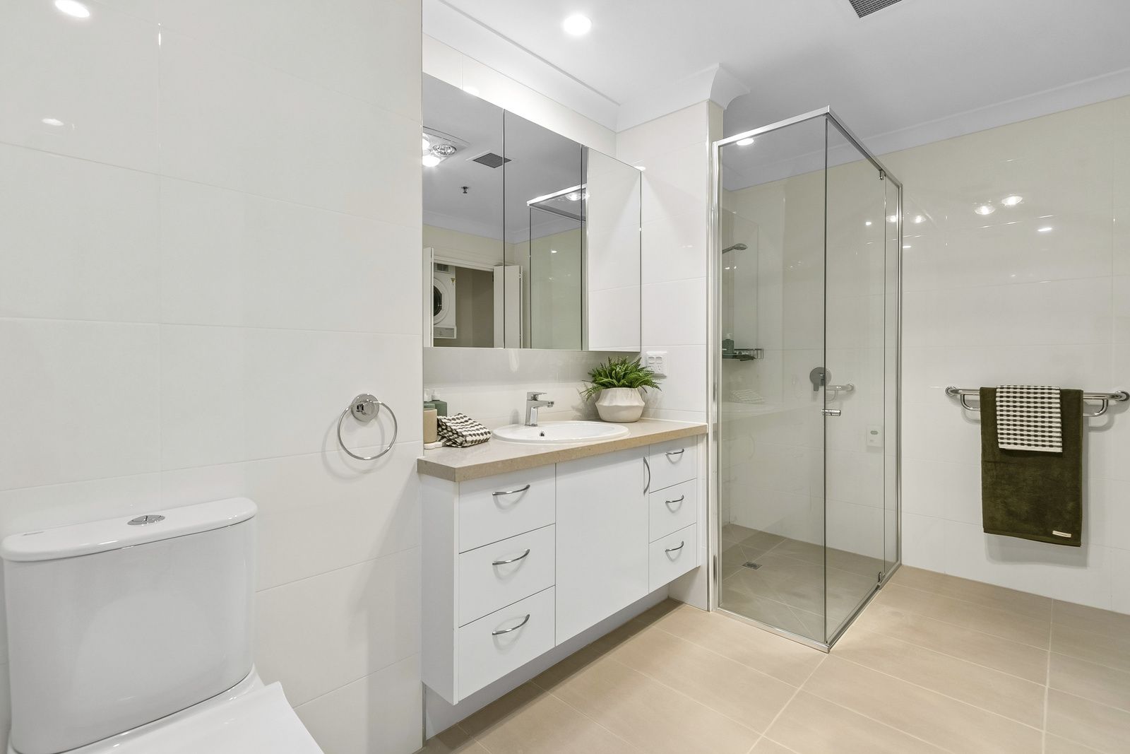 Spacious Three-Bedroom Living apartment