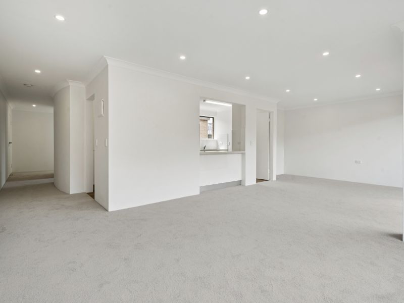 Beautifully updated unit in prime 'top of the village' location