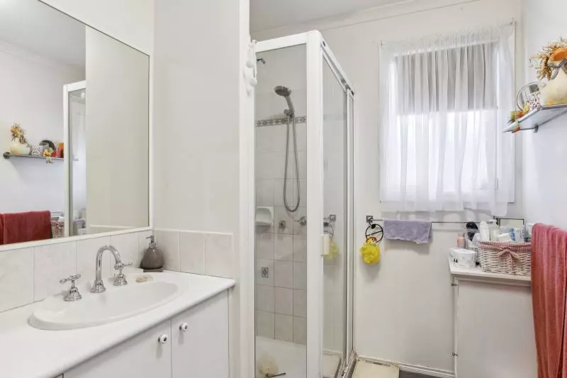 2 Bedrooms – Gardeners Delight!